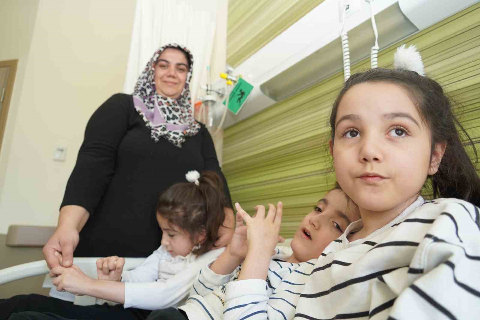 ’Serebral palsi’ hastası üçüzler annelerinin şefkatiyle iyileşiyor
