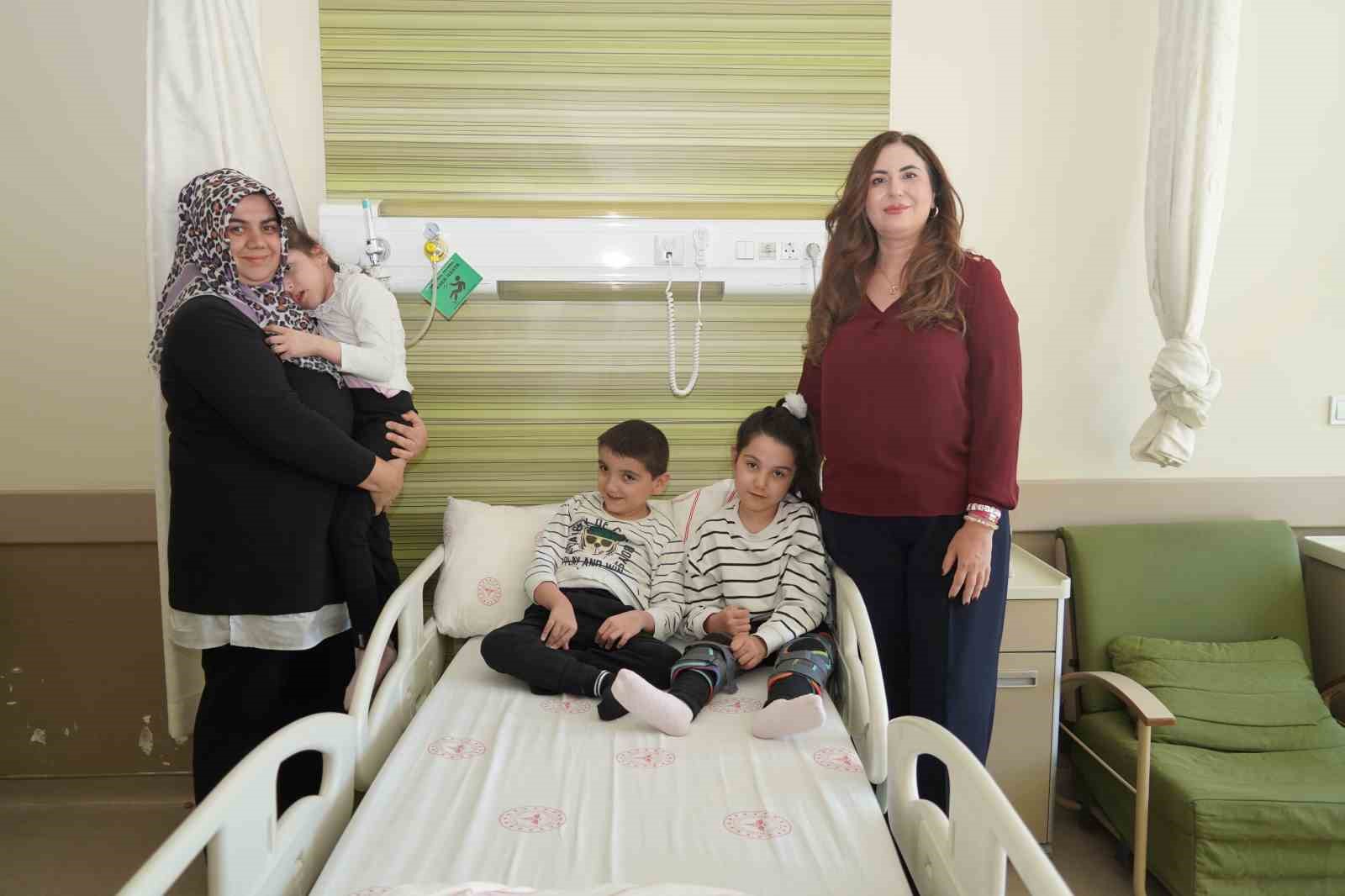 &rsquo;Serebral palsi&rsquo; hastası &uuml;&ccedil;&uuml;zler annelerinin şefkatiyle iyileşiyor
