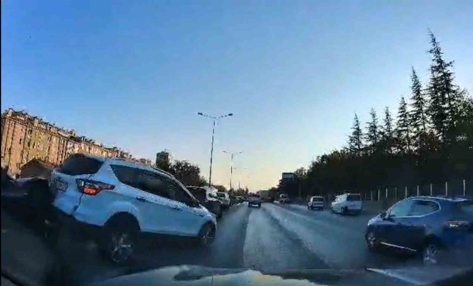 Kazadan dolayı yavaşlayan araca otomobilin arkadan &ccedil;arpma anı kamerada
