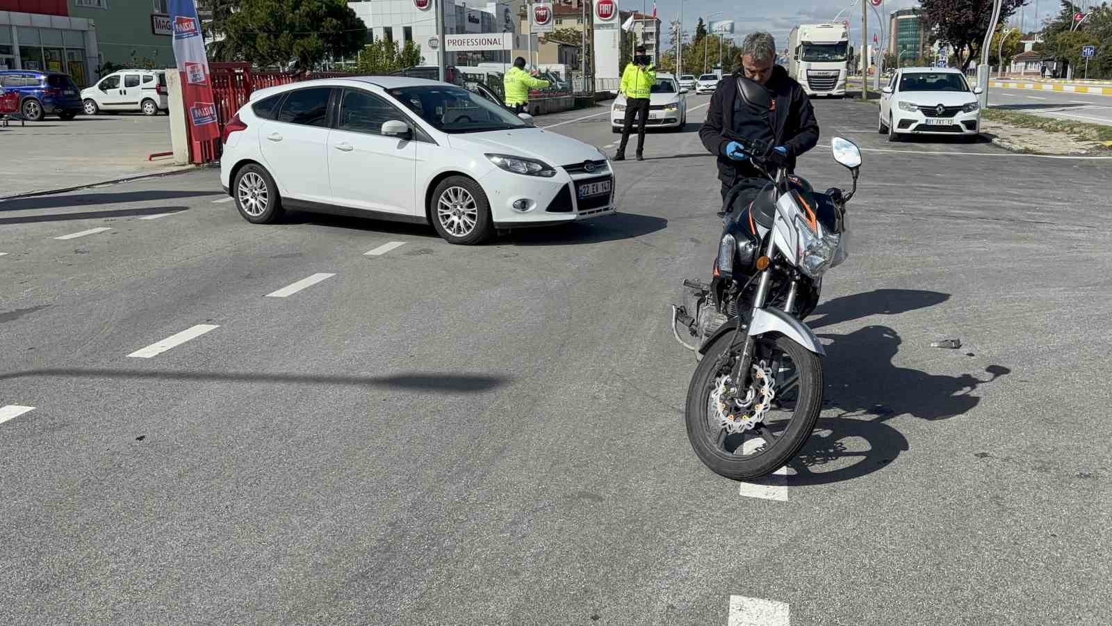Edirne&rsquo;de otomobil ile motosiklet &ccedil;arpıştı: 1 yaralı
