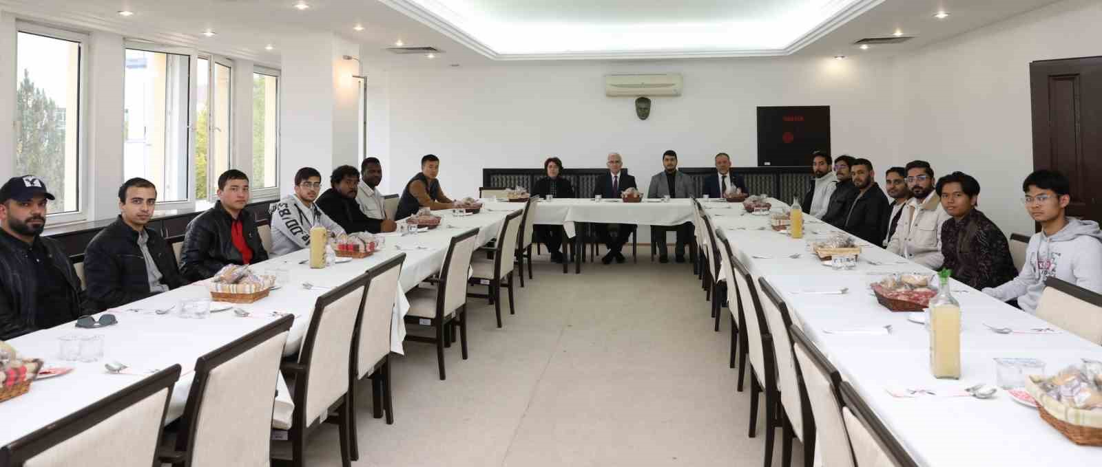 ESOGÜ yönetimi uluslararası öğrencilerle öğle yemeğinde bir araya geldi