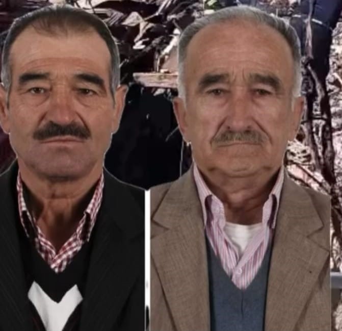 Yangında &ouml;len yaşlı iki kardeşin cenazesi tek tabutla getirildi, aynı mezara defnedildi
