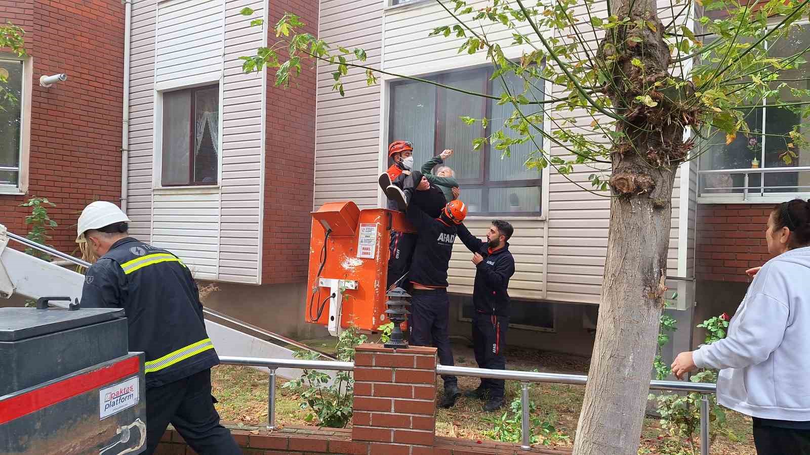 Kırklareli’nde korkutan yangın: Mahsur kalanlar merdivenli araçla kurtarıldı