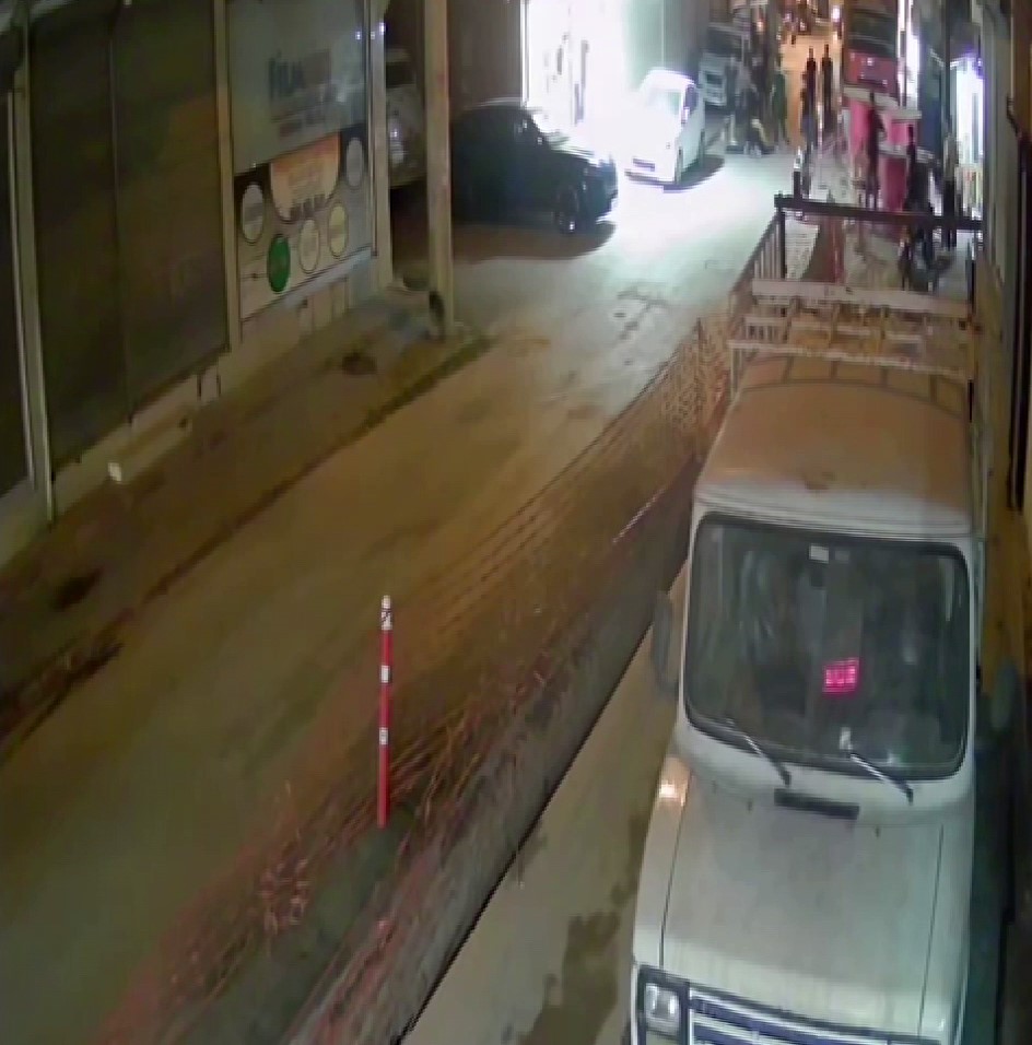 İki grup arasında kavga çıktı, o anlar kameraya yansıdı