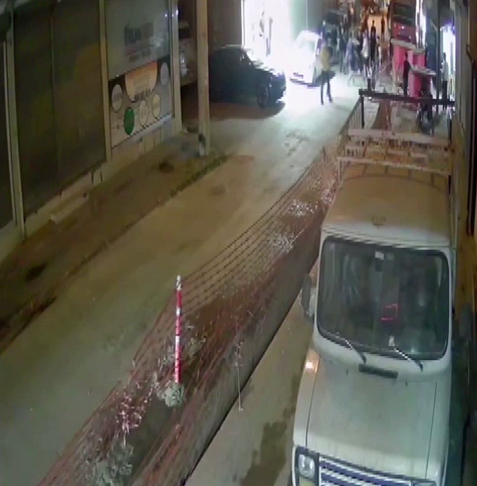 İki grup arasında kavga &ccedil;ıktı, o anlar kameraya yansıdı
