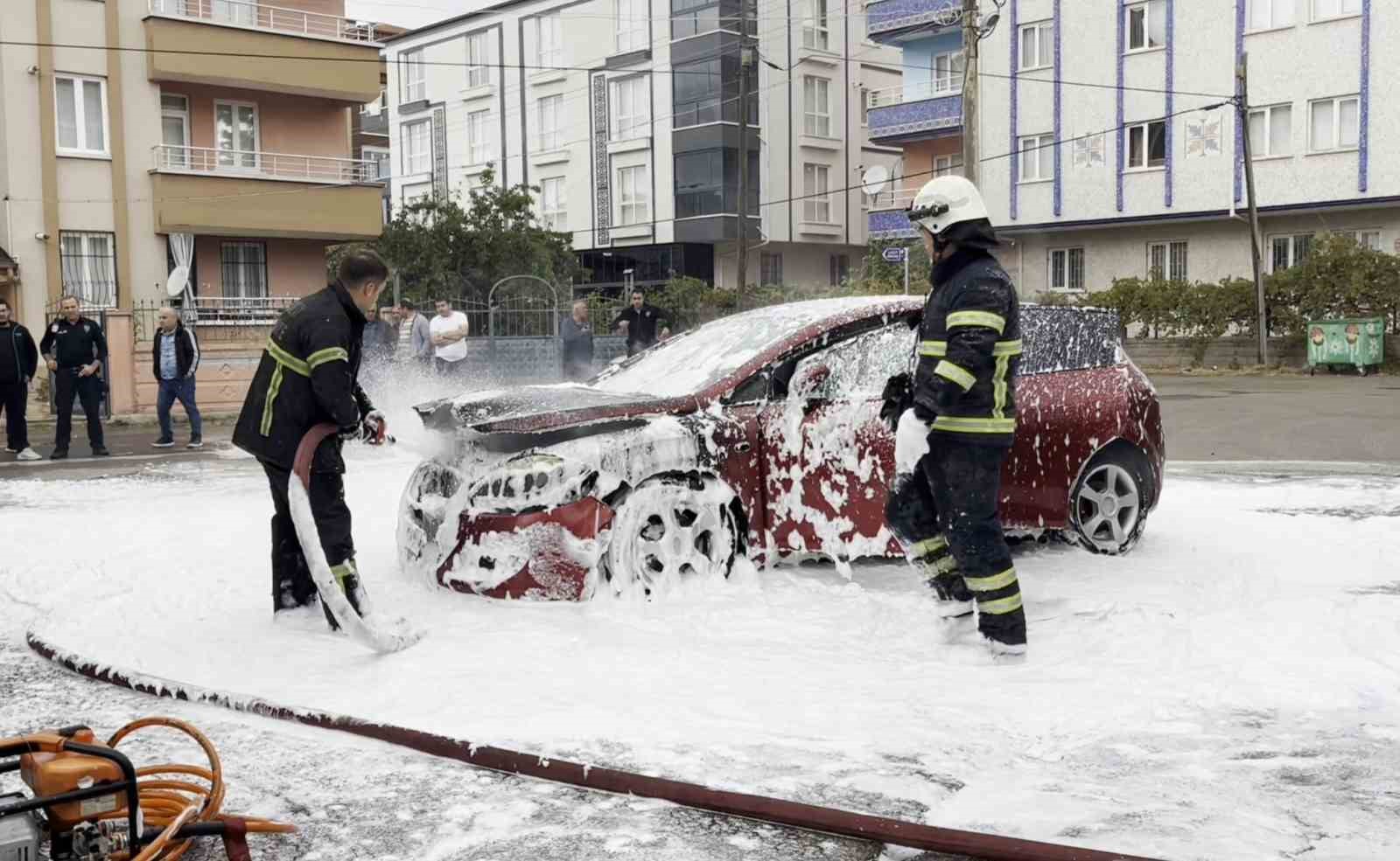 Aksaray&rsquo;da seyir halindeki otomobil alev aldı
