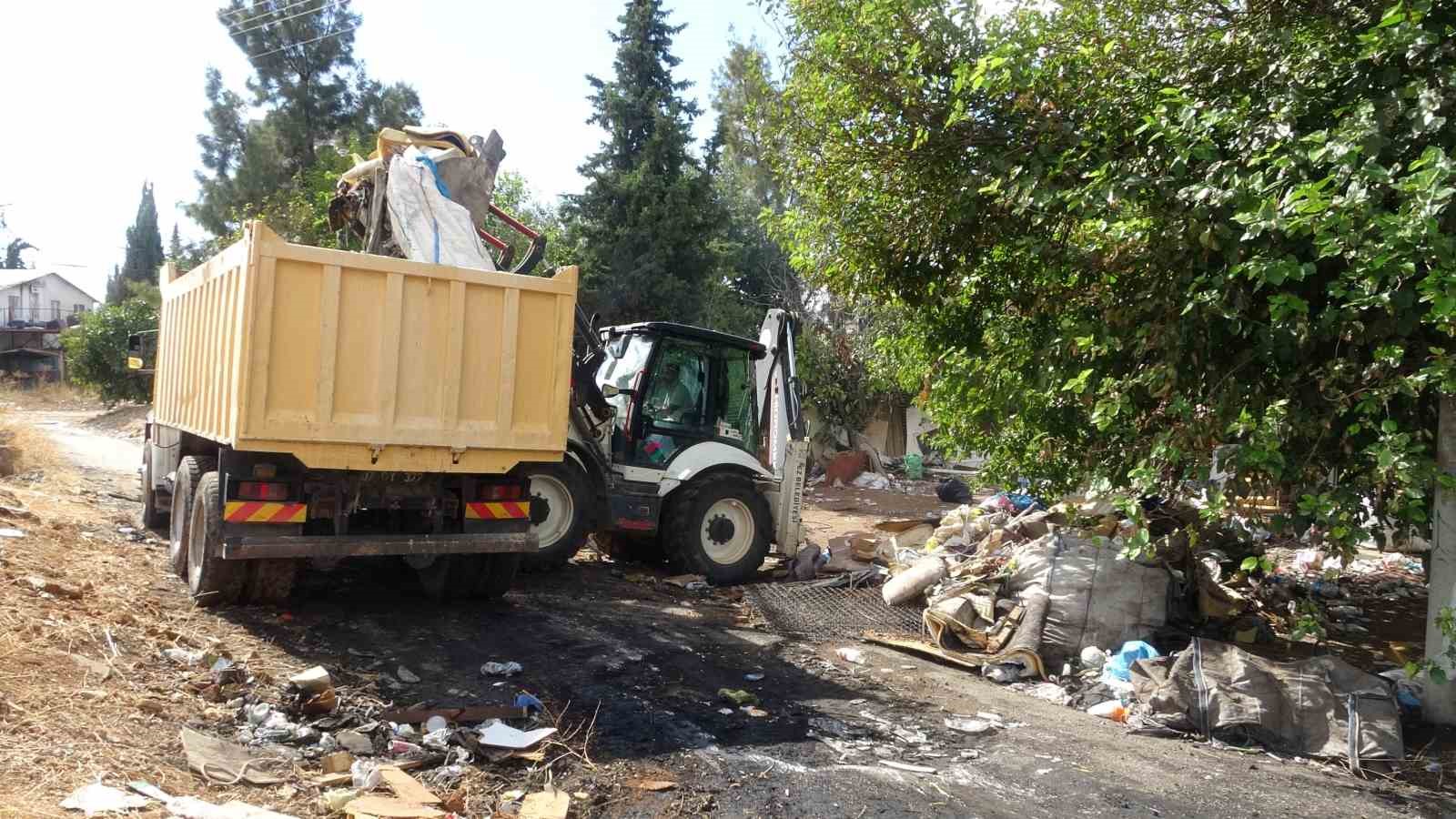 Antalya’da atık malzemelerin istiflendiği 8 noktadan 30 kamyon çöp çıktı