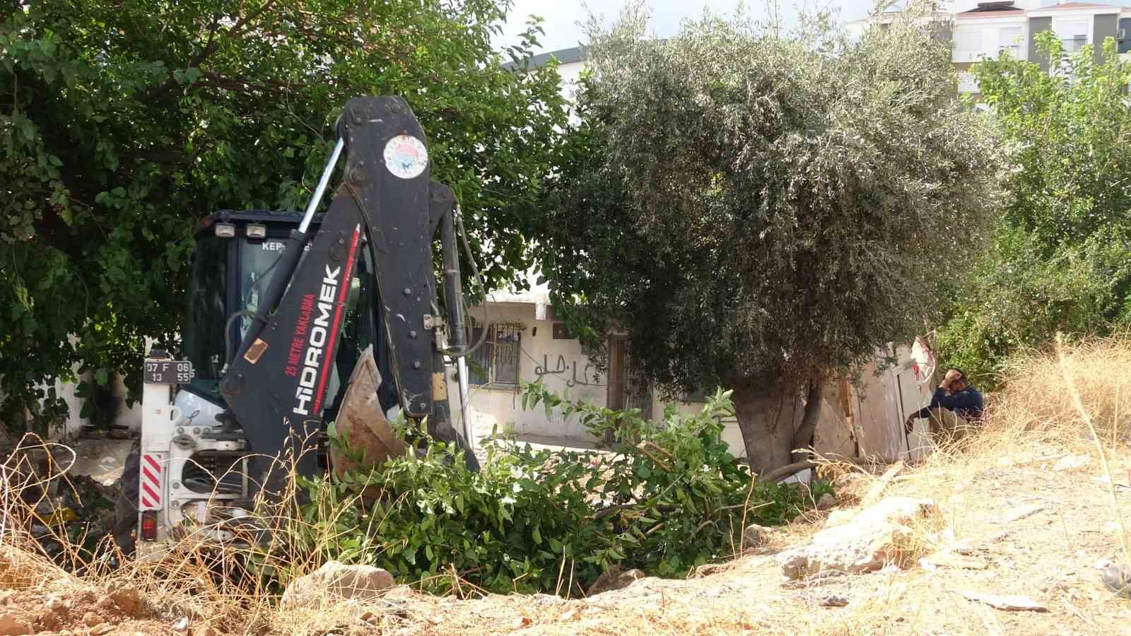 Antalya&rsquo;da atık malzemelerin istiflendiği 8 noktadan 30 kamyon &ccedil;&ouml;p &ccedil;ıktı
