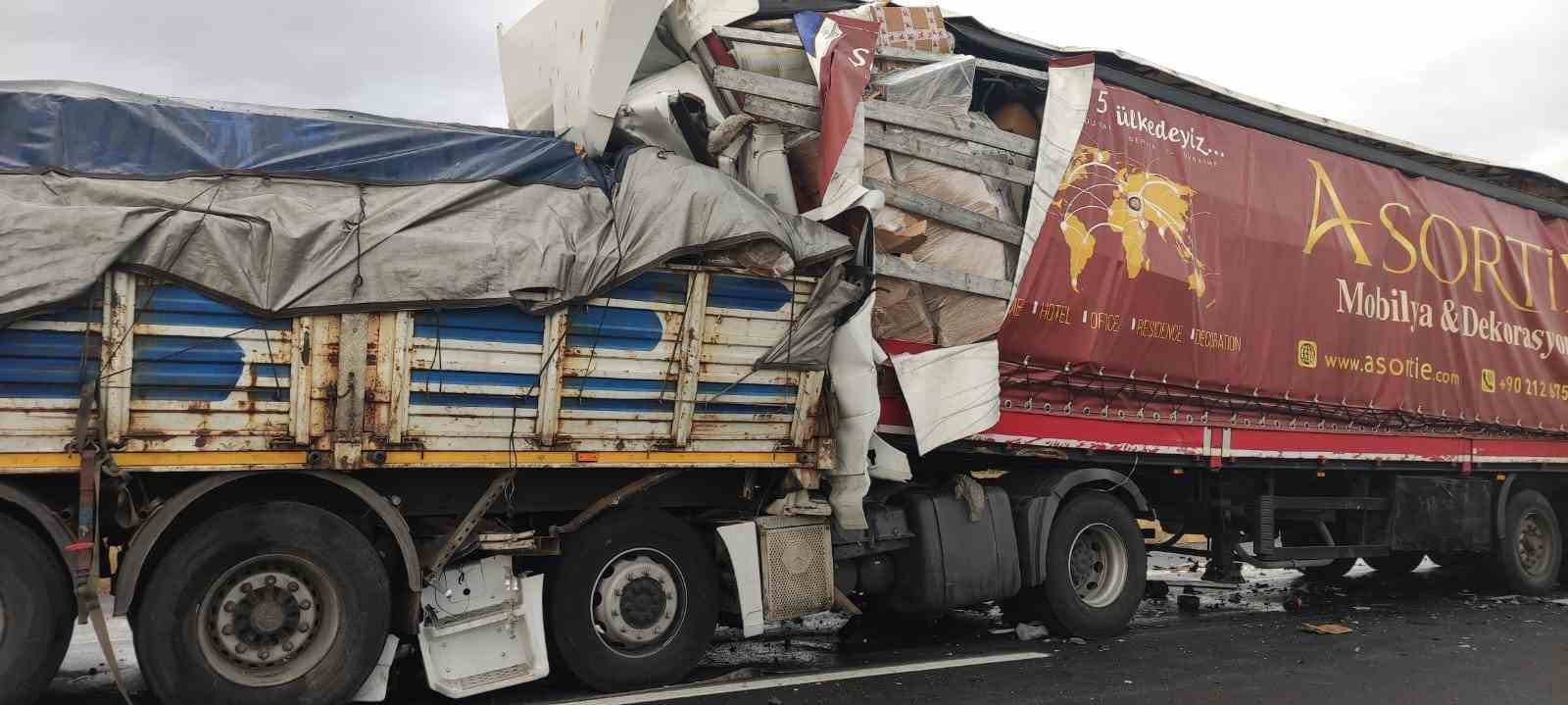 Ereğli’de 2 tır ve 1 minibüsün karıştığı kazada 1 ölü, 3 yaralı