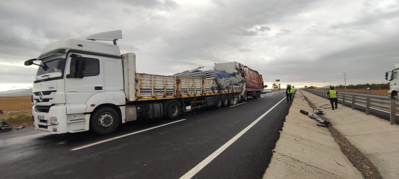 Ereğli&rsquo;de 2 tır ve 1 minib&uuml;s&uuml;n karıştığı kazada 1 &ouml;l&uuml;, 3 yaralı
