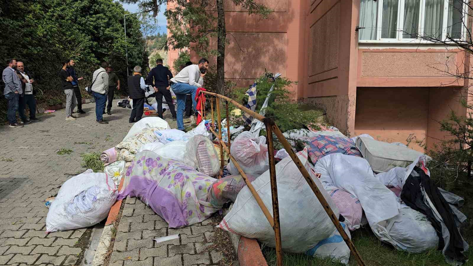 Evden bir kamyon &ccedil;&ouml;p &ccedil;ıktı
