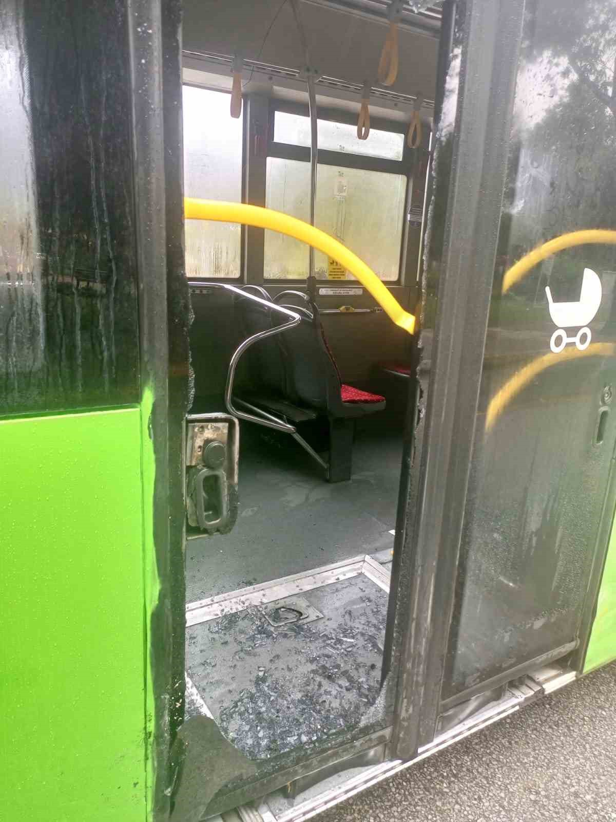 Halk otob&uuml;slerinin biri bozuldu, diğeri kaza yaptı
