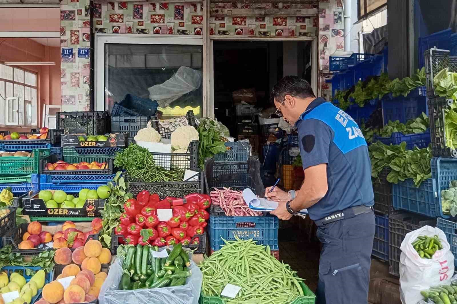 Efeler&rsquo;de manavlar denetlendi
