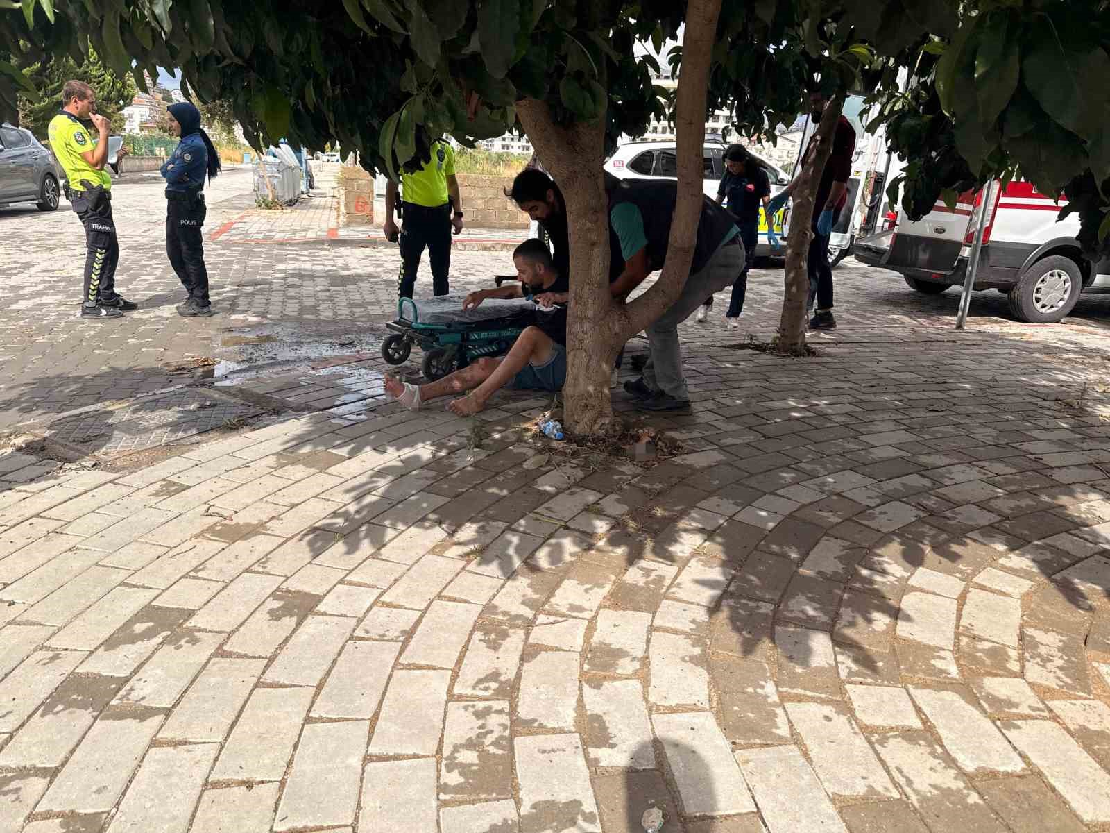 Motosikletle hafif ticari ara&ccedil; &ccedil;arpıştı: 1 yaralı
