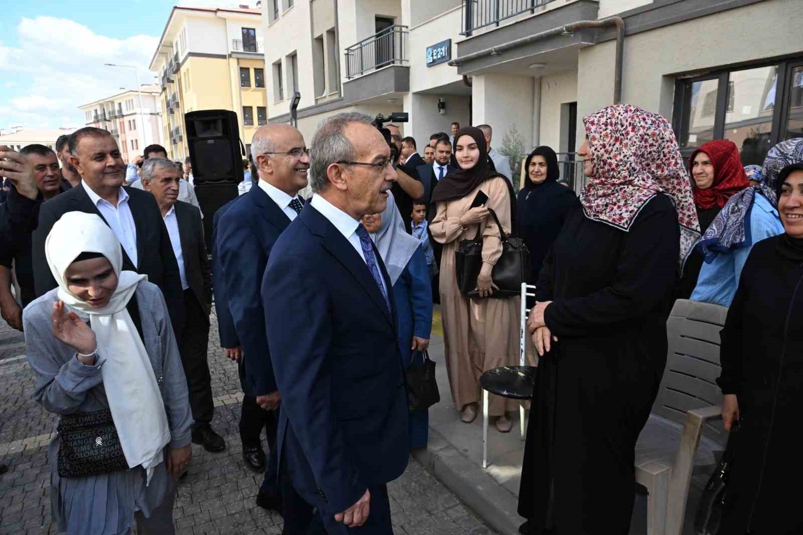 Malatya’da bin 130 konutun anahtarları hak sahiplerine teslim edildi