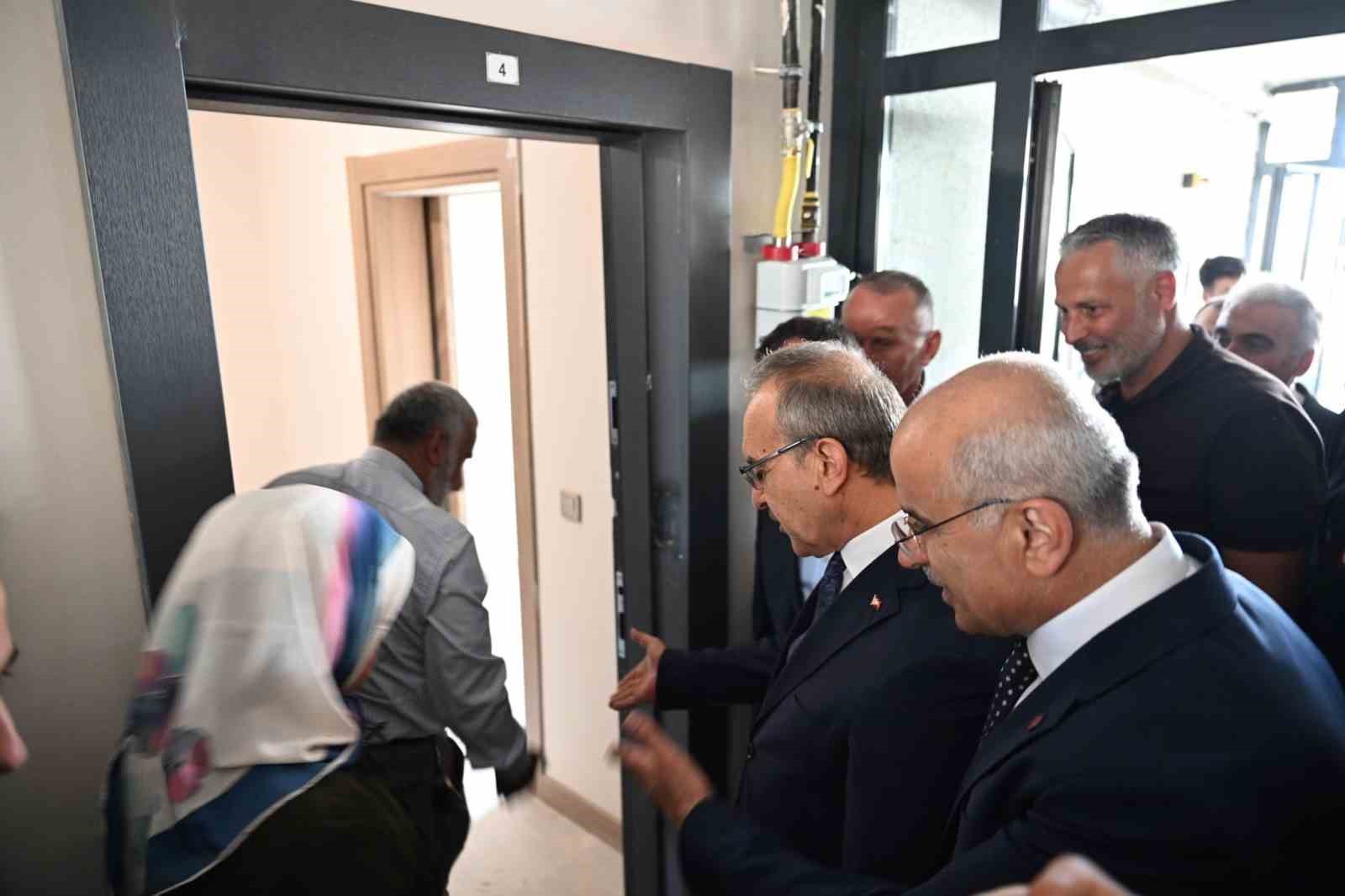 Malatya&rsquo;da bin 130 konutun anahtarları hak sahiplerine teslim edildi
