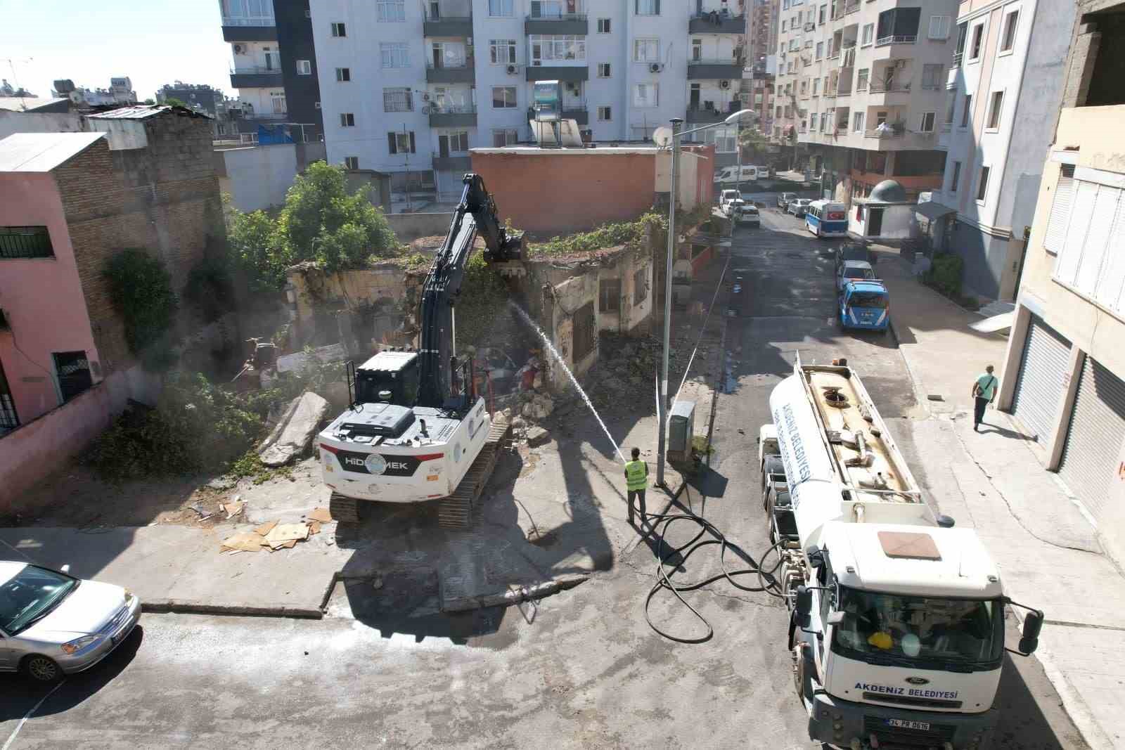 Akdeniz’de metruk yapılarla mücadele sürüyor