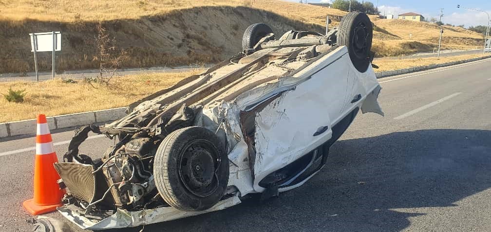 Elazığ&rsquo;da otomobil takla attı

