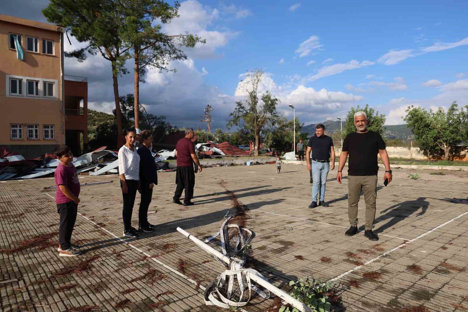 Hortum &ouml;ğrenciler i&ccedil;erideyken okulu vurdu, &ccedil;atıyı u&ccedil;urdu, ağa&ccedil;ları devirdi
