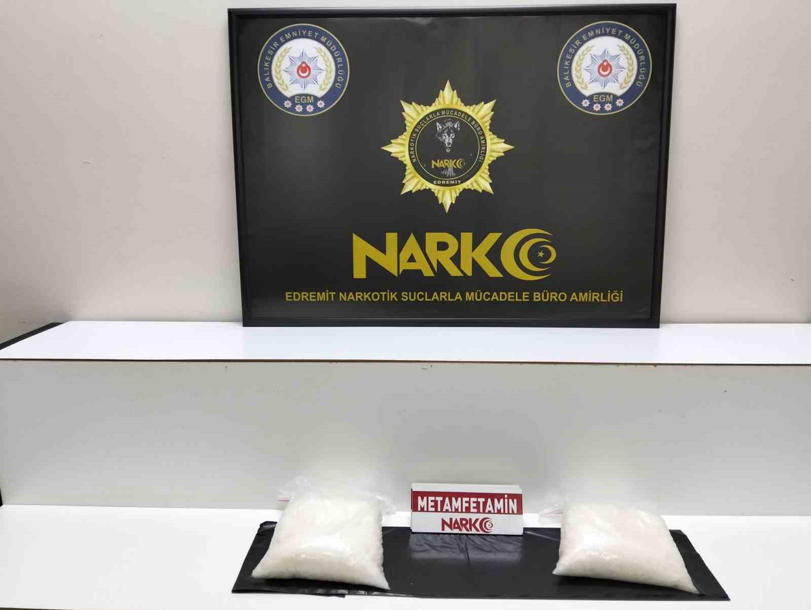 Kedi taşıma &ccedil;antasında 2 kilo uyuşturucu ele ge&ccedil;irildi
