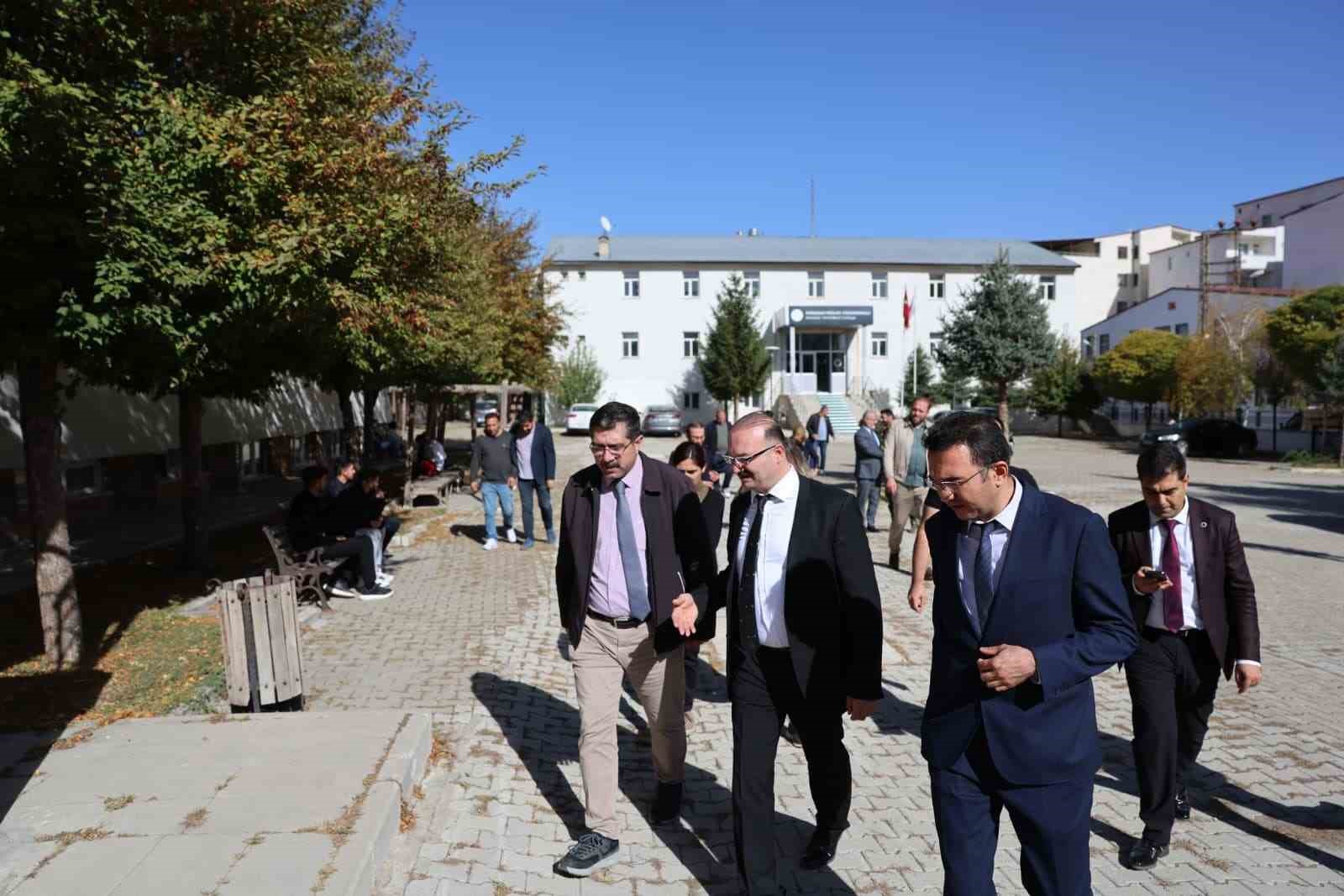 Rekt&ouml;r Hacım&uuml;ft&uuml;oğlu, Horasan MYO&rsquo;yu ziyaret etti
