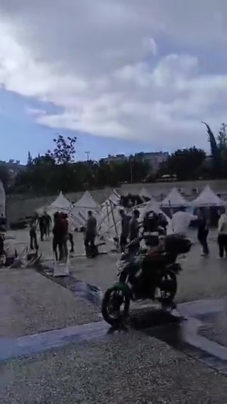 Kuvvetli rüzgar ’Kariyer Fuarı’ çadırlarını uçurdu