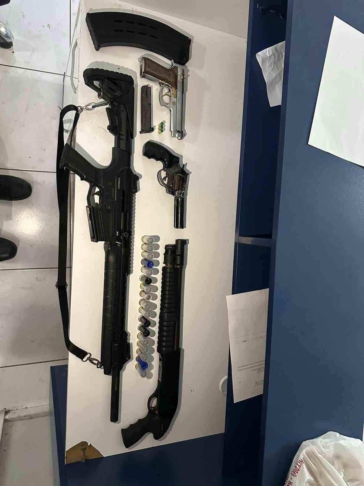 Polis s&uuml;s&uuml; verip &ccedil;akarla gezdi, havaya ateş a&ccedil;ıp &ccedil;ocukların &uuml;zerini aradı
