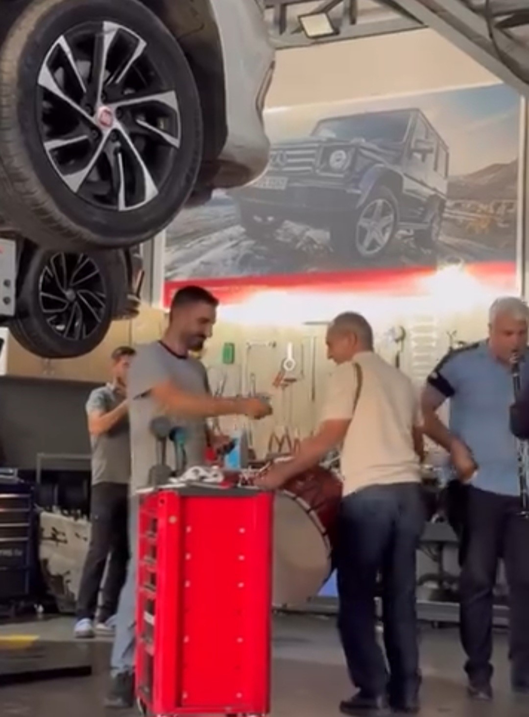 Elazığ Oto Sanayisi&rsquo;nde renkli anlar: Davul zurnayla aracını teslim aldı
