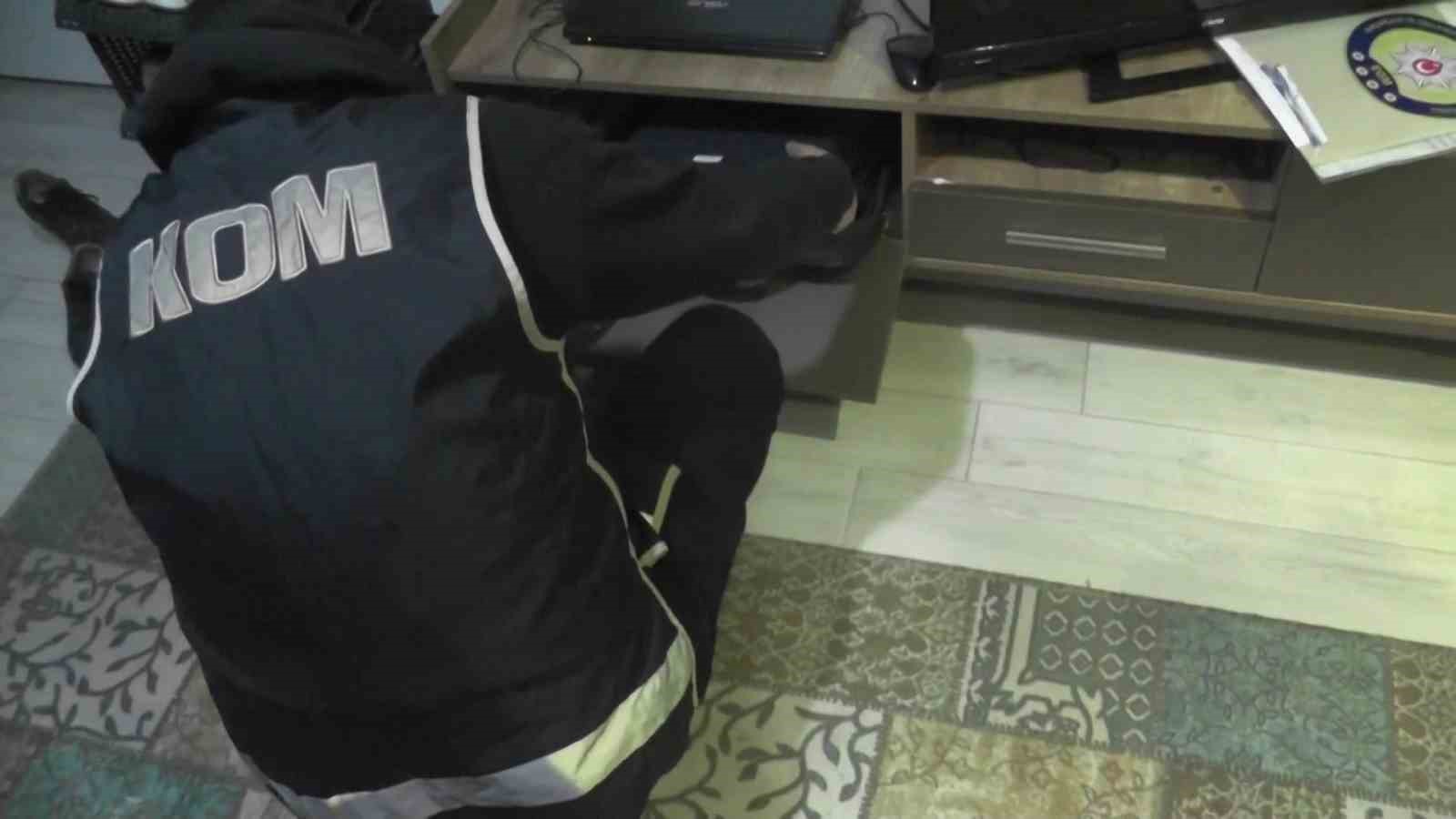 Ehliyetlerine el konulan s&uuml;r&uuml;c&uuml;ler i&ccedil;in sahte alkol testi d&uuml;zenleyen şebekenin 42 &uuml;yesi yakalandı
