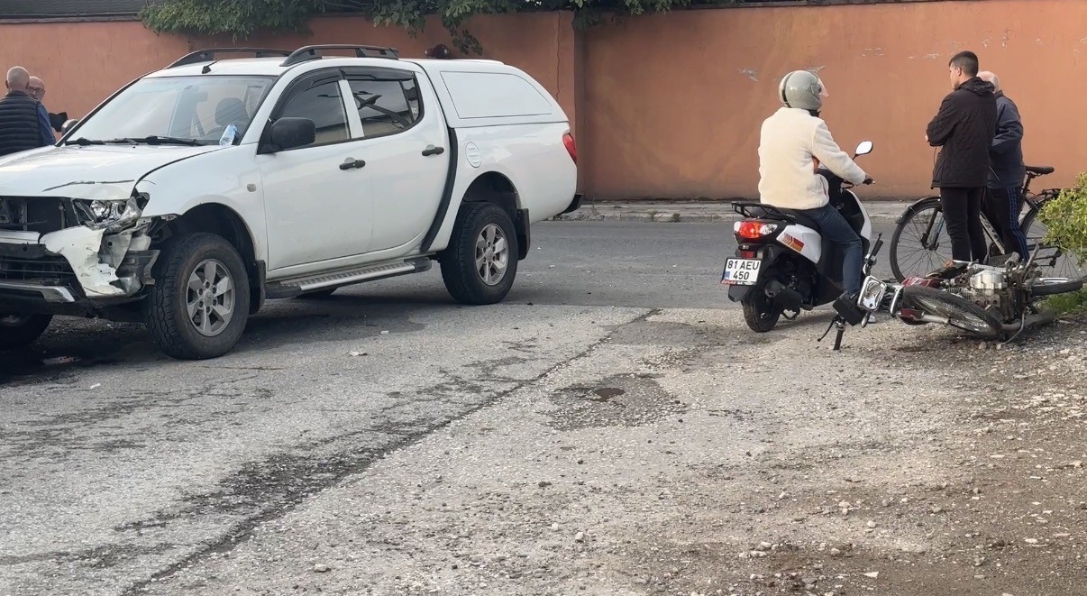 Motosiklet kamyonete &ccedil;arptı: 2 ağır yaralı
