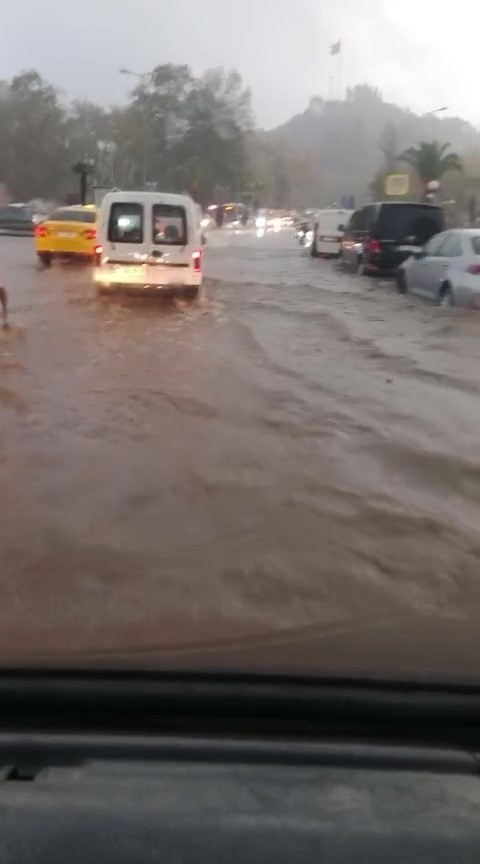 Karadeniz Ereğli’de sağanak ve dolu, hayatı felç etti