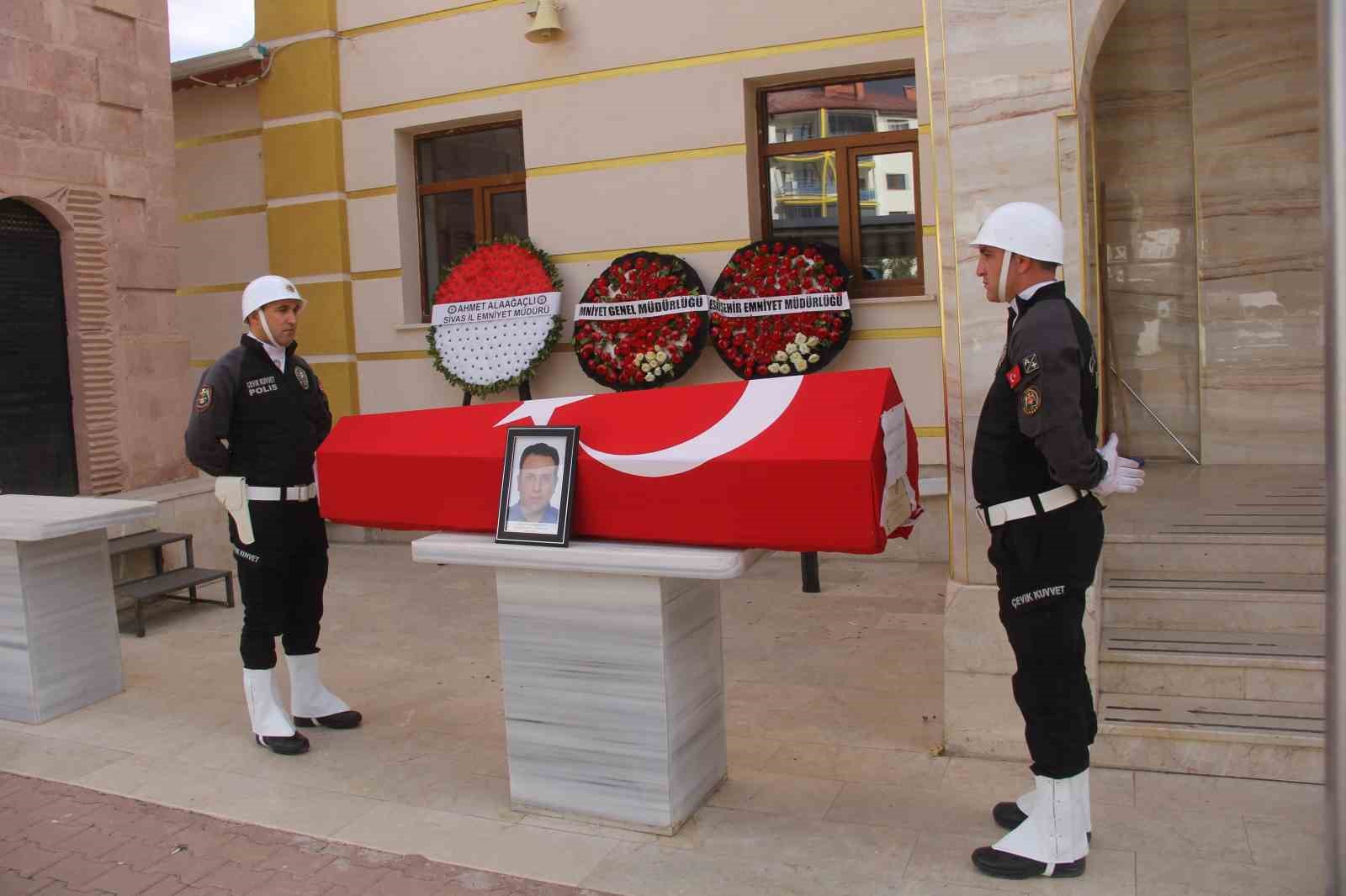 Kansere yenik düşen polis memuru, Sivas’ta toprağa verildi