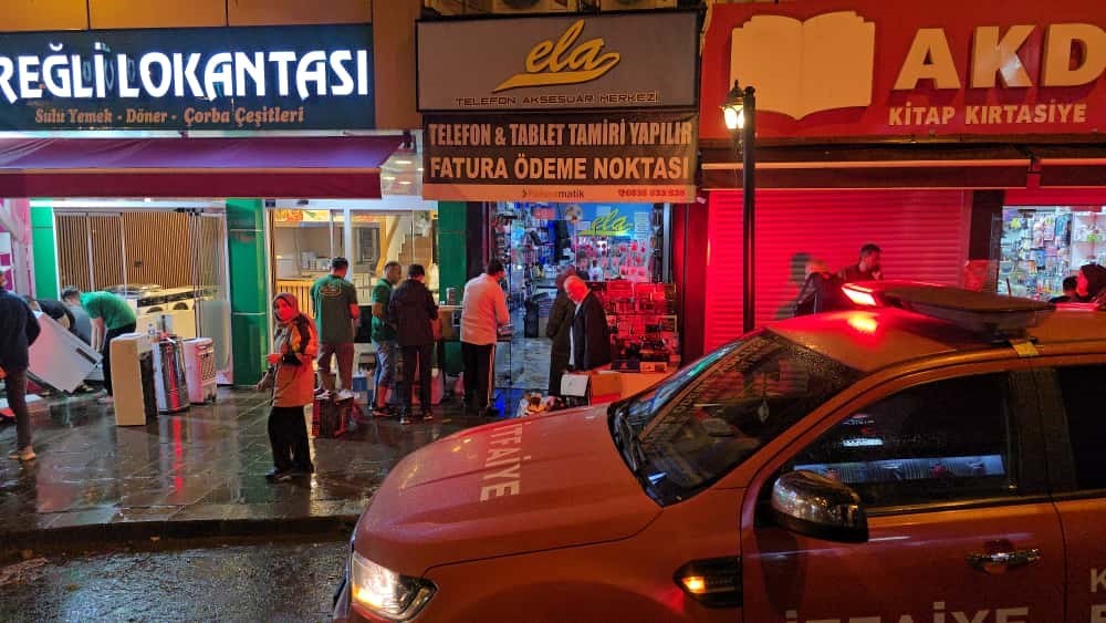 Karadeniz Ereğli&rsquo;de yağış sonrası temizlik &ccedil;alışmaları başladı
