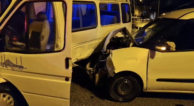Minibüsle hafif ticari aracın çarpıştığı kaza kamerada