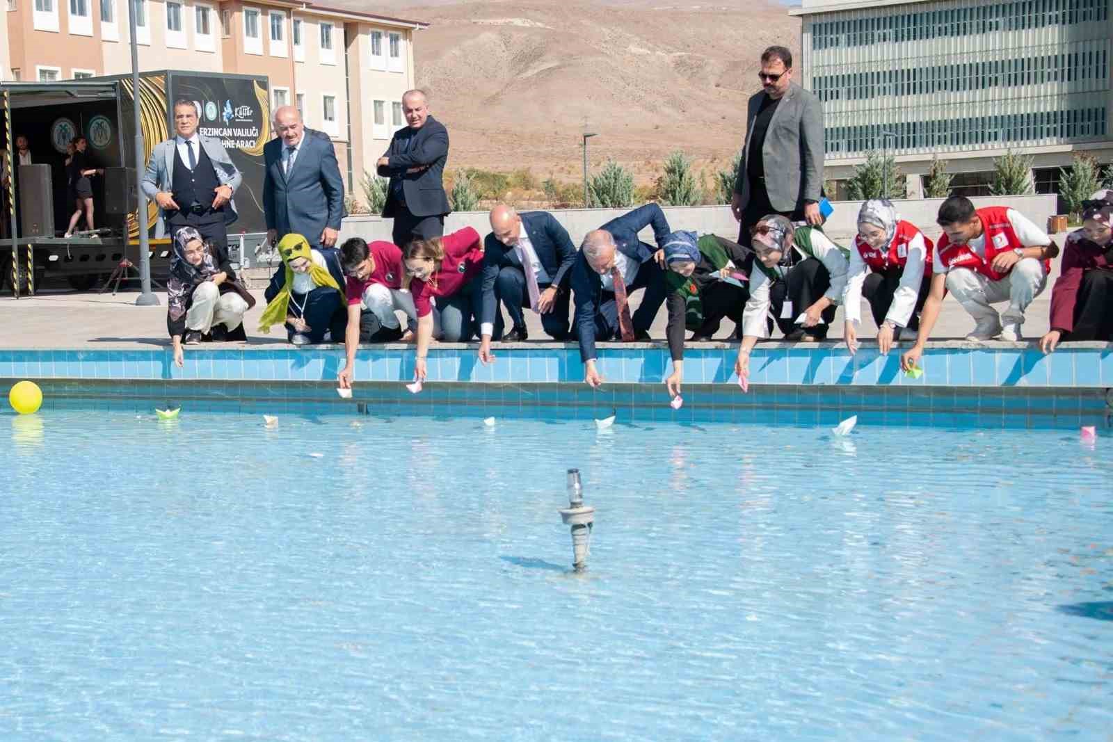 Öğrenciler hazırladıkları gemileri Filistin’e destek amaçlı havuza bıraktı