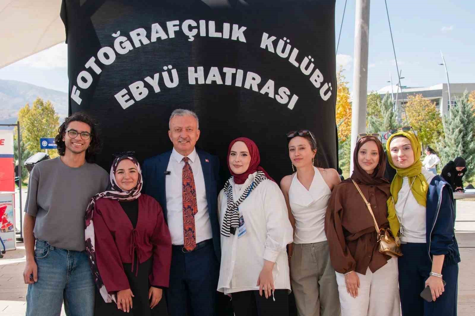 &Ouml;ğrenciler hazırladıkları gemileri Filistin&rsquo;e destek ama&ccedil;lı havuza bıraktı
