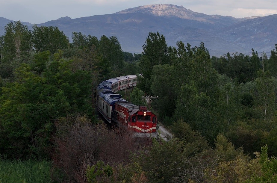 Erzincan’da sonbahar manzarası eşliğinde yol alan Doğu Ekspresi