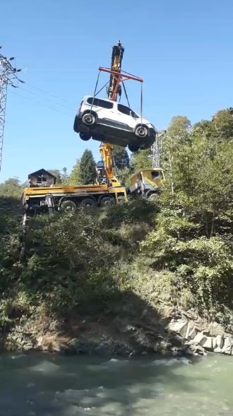 Borçka’da sel felaketinde mahsur kalan aracını 20 gün sonra vinç yardımıyla kurtardı