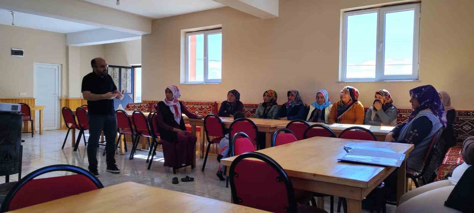 Kars&rsquo;ta hayvan yetiştiriclerine şarbon hastalığı ve korunma y&ouml;ntemleri anlatılıyor
