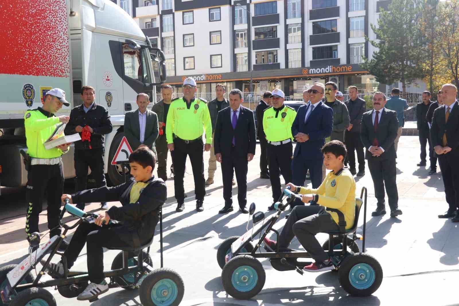 Ardahan’da Mobil Eğitim TIR’ında ilkokul öğrencilerine eğitim