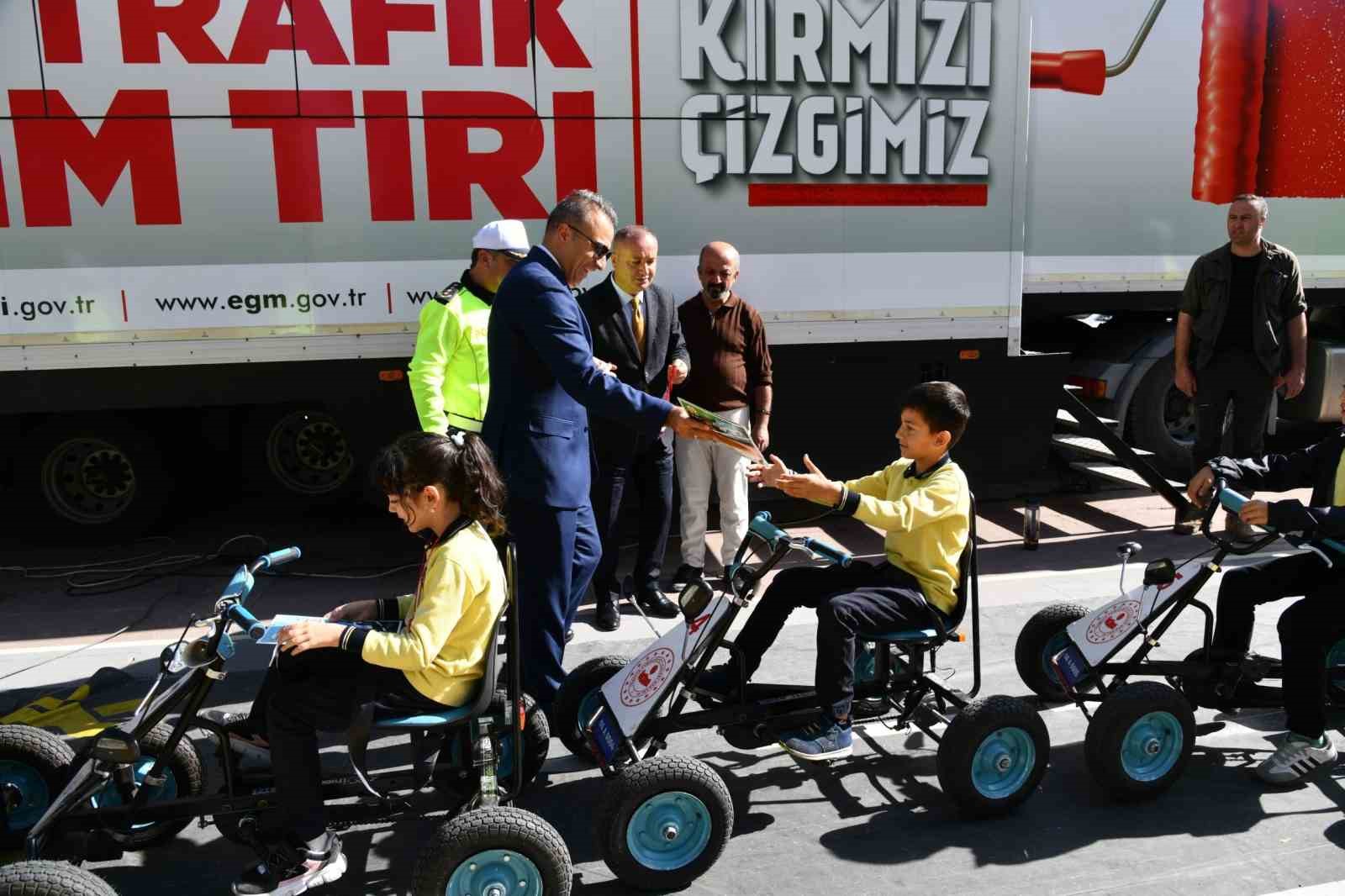 Ardahan’da Mobil Eğitim TIR’ında ilkokul öğrencilerine eğitim