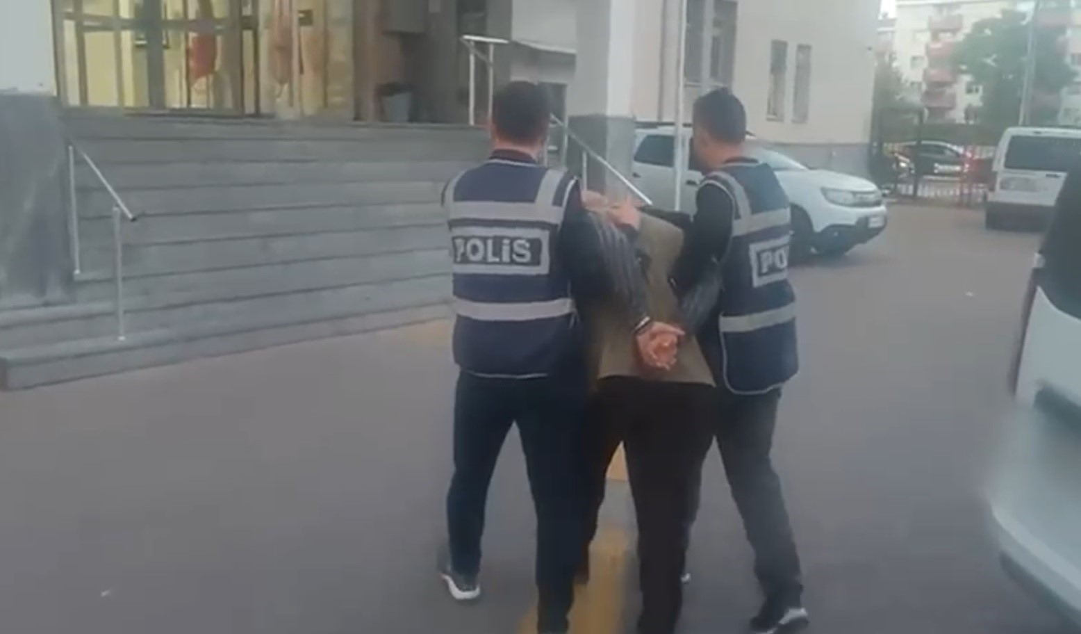 2 cinayetten aranan firari ş&uuml;pheli 22 yıl sonra yakalandı
