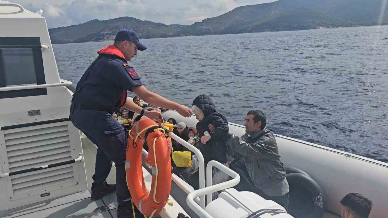 İzmir a&ccedil;ıklarında 85 d&uuml;zensiz g&ouml;&ccedil;men kurtarıldı, 73 g&ouml;&ccedil;men yakalandı
