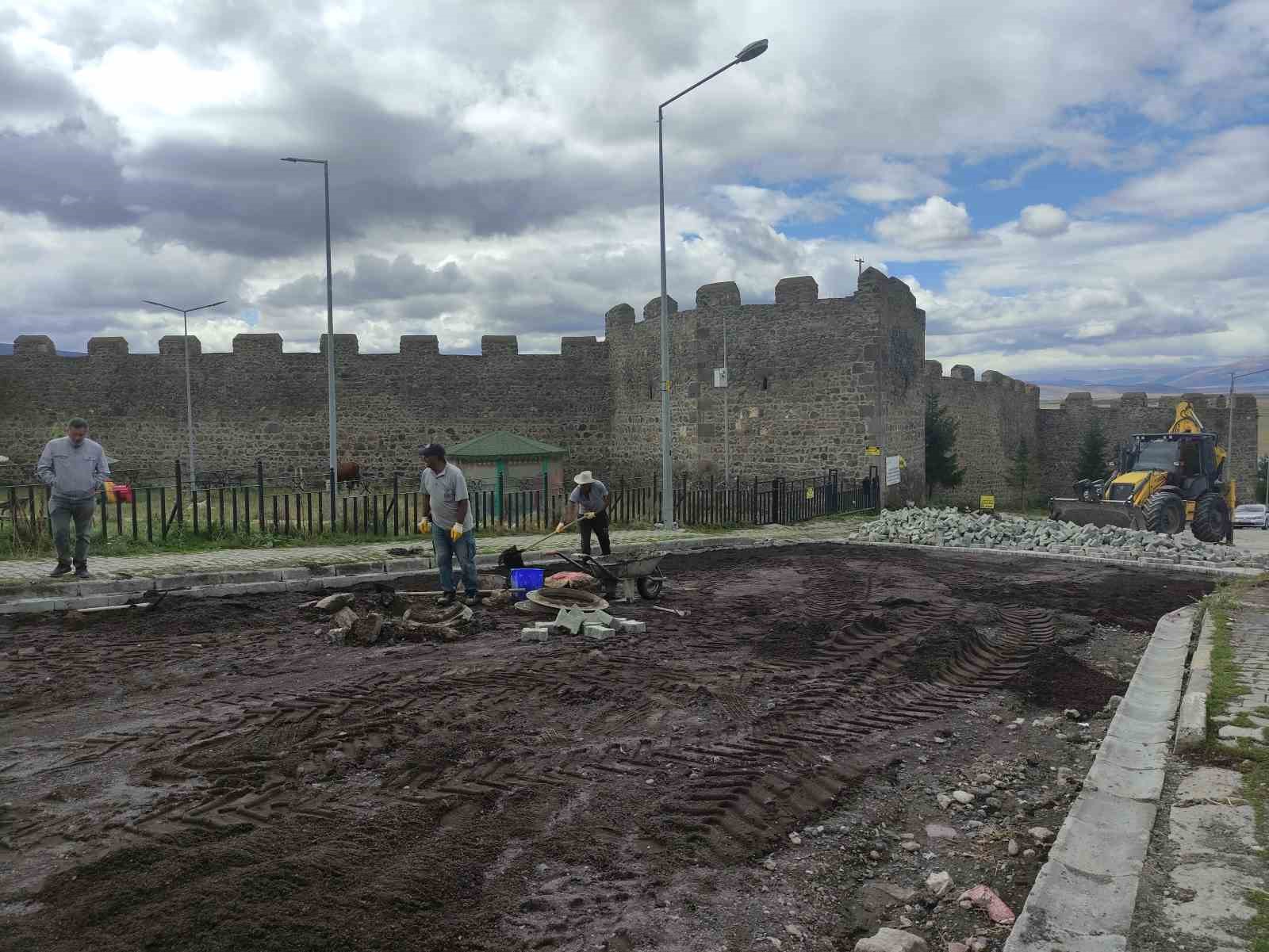 Ardahan’da yol yapım çalışmaları sürüyor
