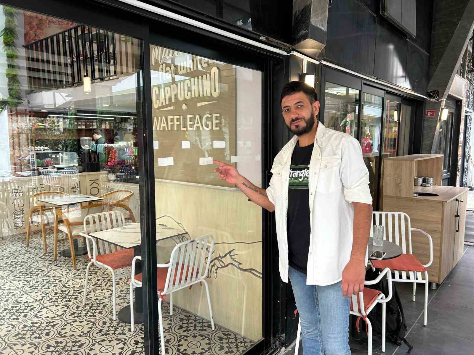 Dikkatsizliğiyle cam kapıya çarpan kadın personelin yere savrulduğu anlar kamerada
