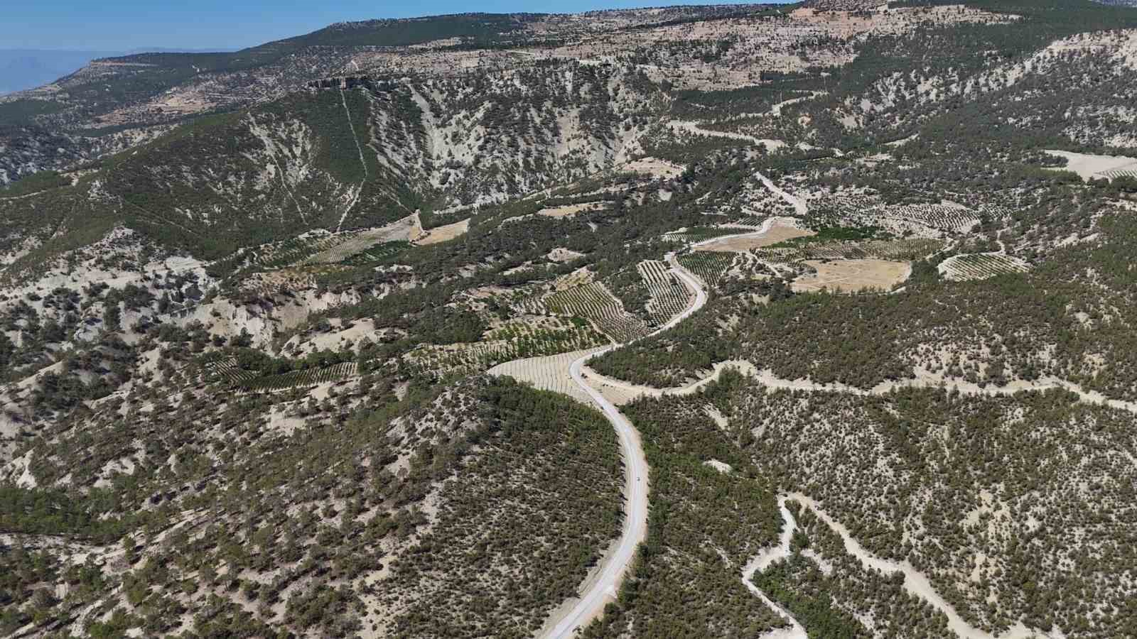 Mut&rsquo;ta grup yolları yenilendi
