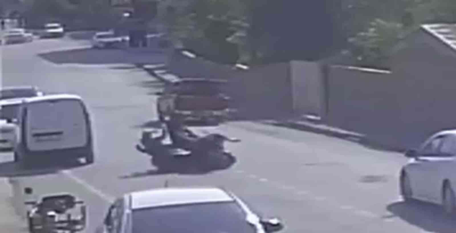 Motosikletlerin kafa kafaya çarpıştığı kazada 3 kişinin yere savrulduğu anlar kameraya yansıdı