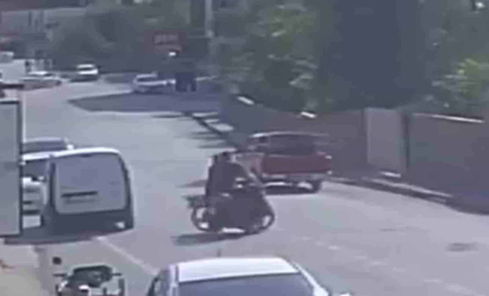 Motosikletlerin kafa kafaya &ccedil;arpıştığı kazada 3 kişinin yere savrulduğu anlar kameraya yansıdı
