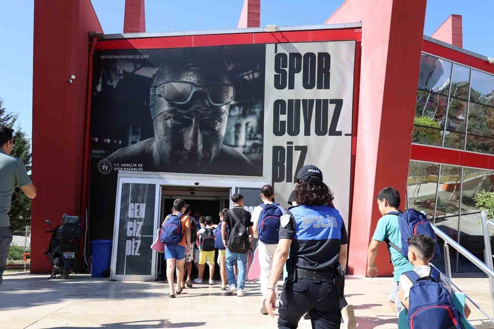 Mersin’de polis desteğiyle çocuklara yüzme eğitimi verildi