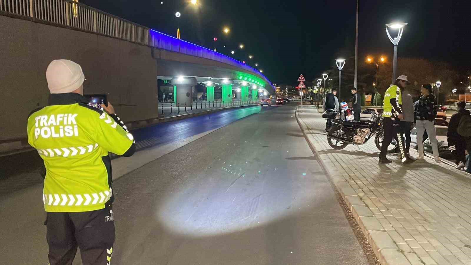 Karaman&rsquo;da motosiklet yayaya &ccedil;arptı: 2 yaralı
